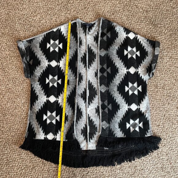 Size XS/S American Eagle Outfitters Aztec black white poncho wrap with fringe - Picture 3 of 9